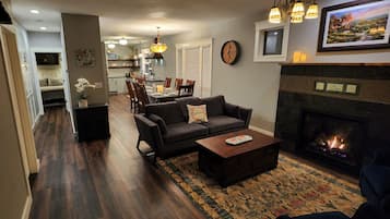 Una Smart TV, una chimenea, videojuegos, un reproductor de DVD