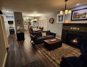 Una Smart TV, una chimenea, videojuegos, un reproductor de DVD