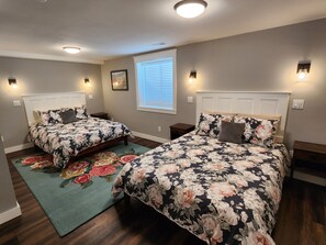 4 habitaciones, escritorio y tabla de planchar con plancha 