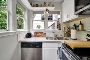 Réfrigérateur, four à micro-ondes, un four, surface de cuisson