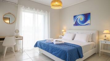 3 bedrooms, desk, iron/ironing board, travel crib