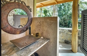 Dusche, Haartrockner, HandtĂŒcher, Seife