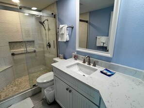 Combined shower/bathtub, towels