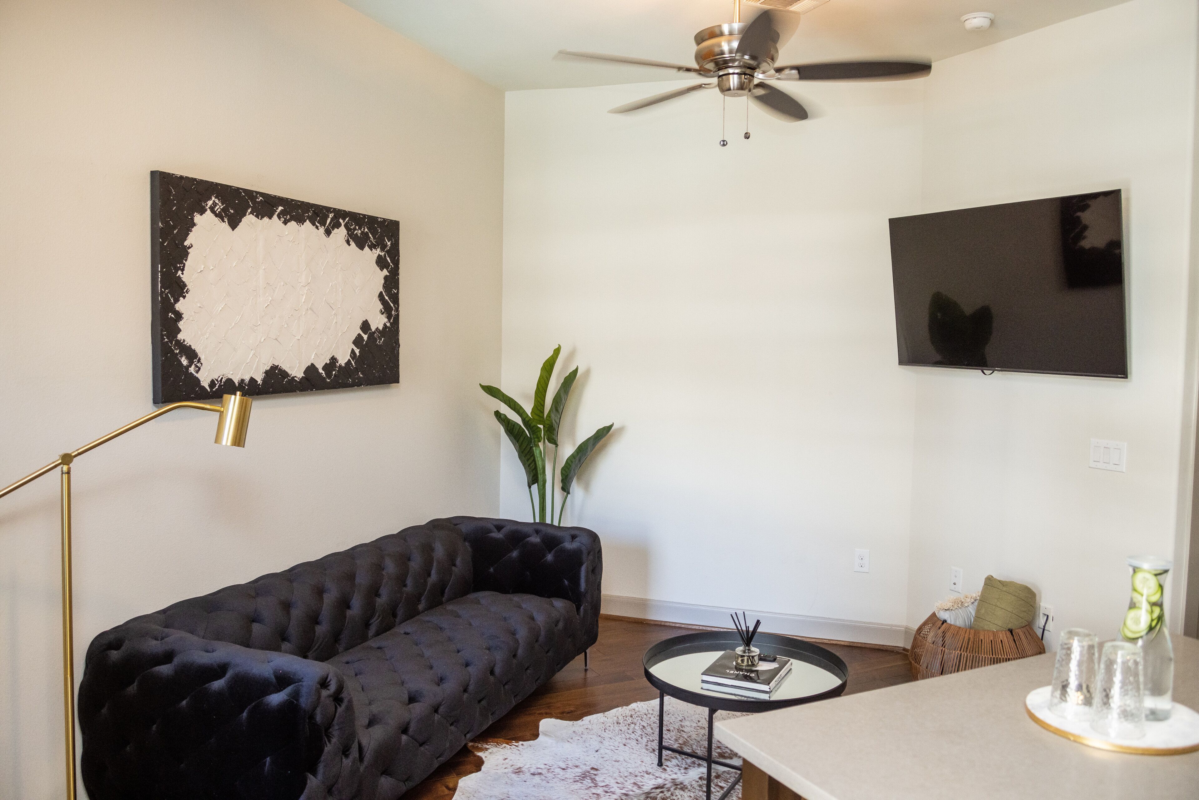 Luxx Galleria w/King bed + pool views