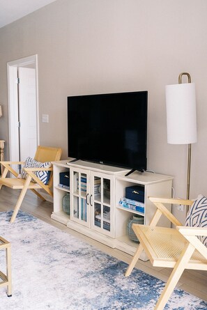 Smart-TV, DVD-Player, Bücher