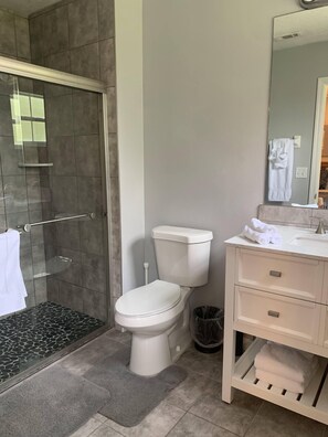 Dusche, Haartrockner, Handtücher, Seife