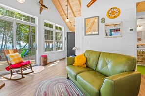 Smart TV, chimenea y libros 