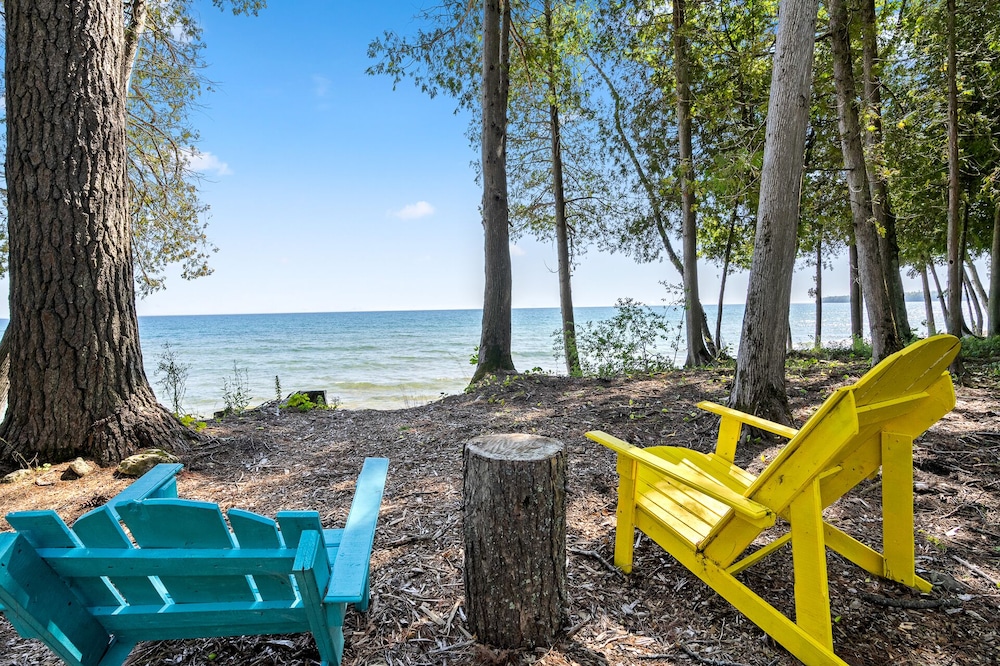 Quaint lake front cottage by Cave Point-Whitefish Dunes State Park-Door County
