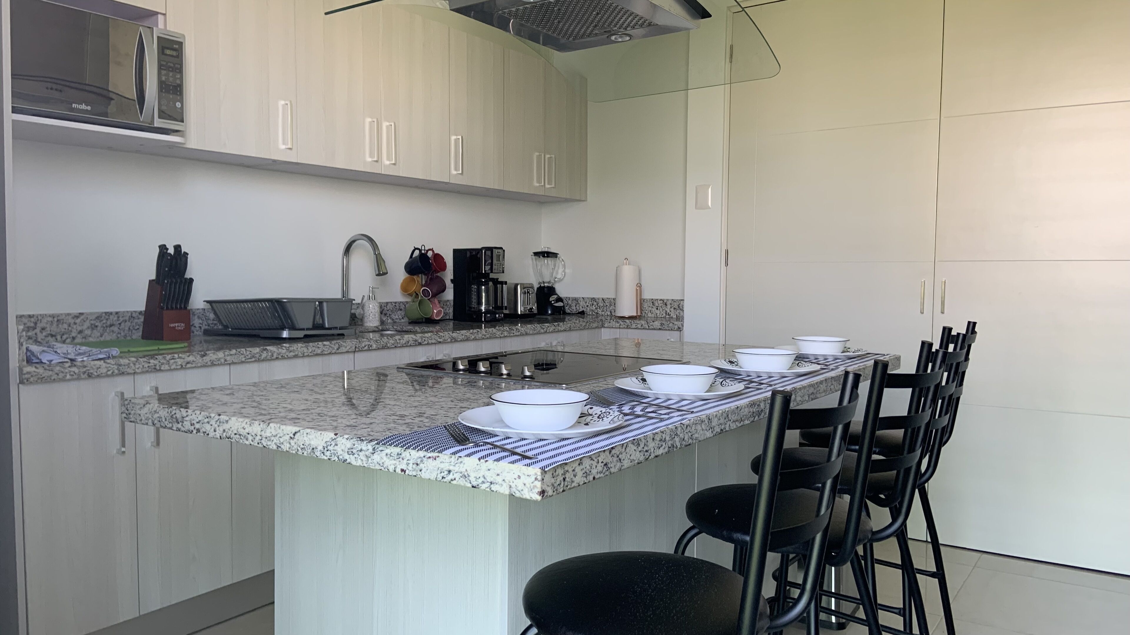 Modern Condo Close to Mall, Restaurants and Beach