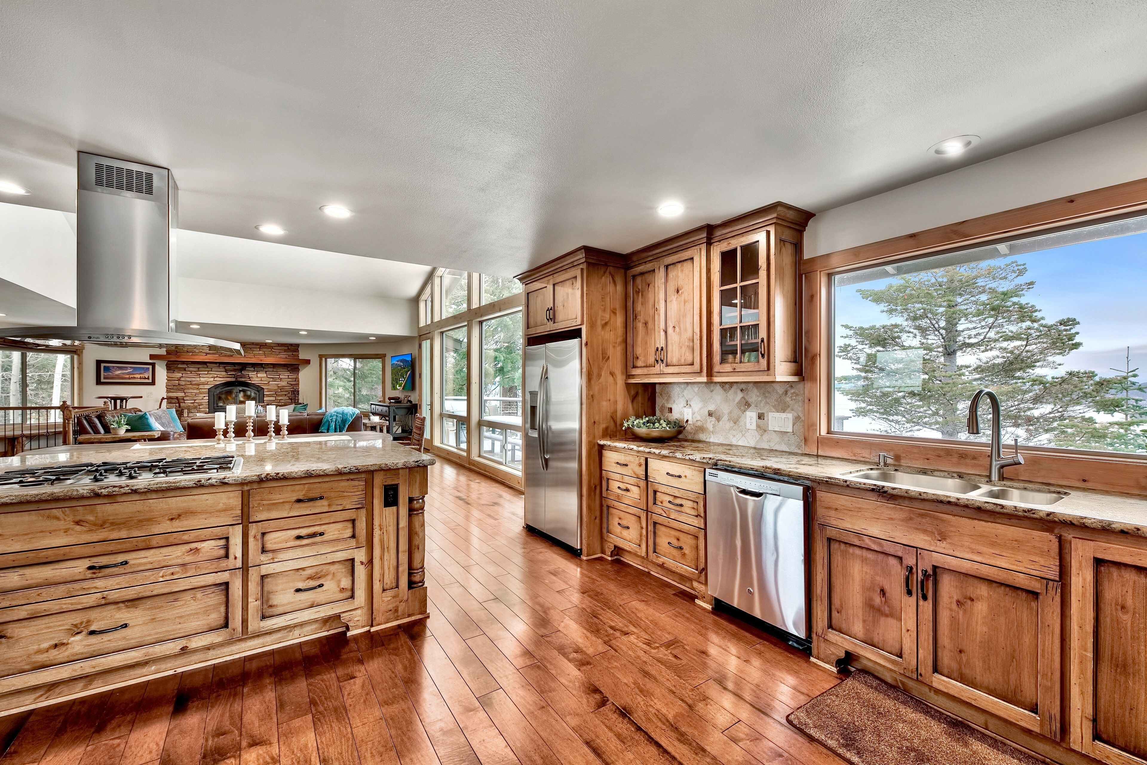 Luxury Lakeview Estate - NEW outdoor hot tub, mountain furnishings