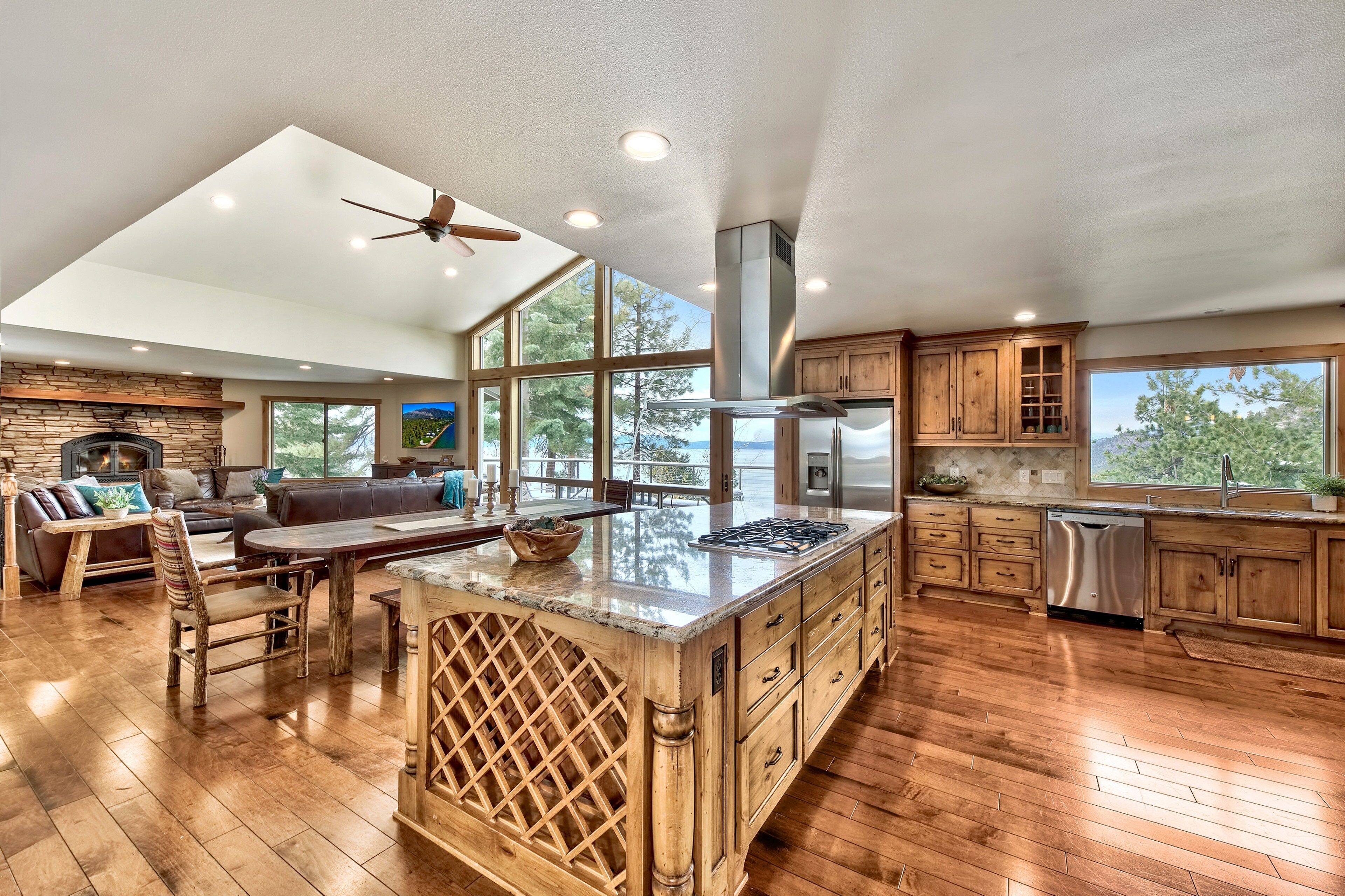 Luxury Lakeview Estate - NEW outdoor hot tub, mountain furnishings