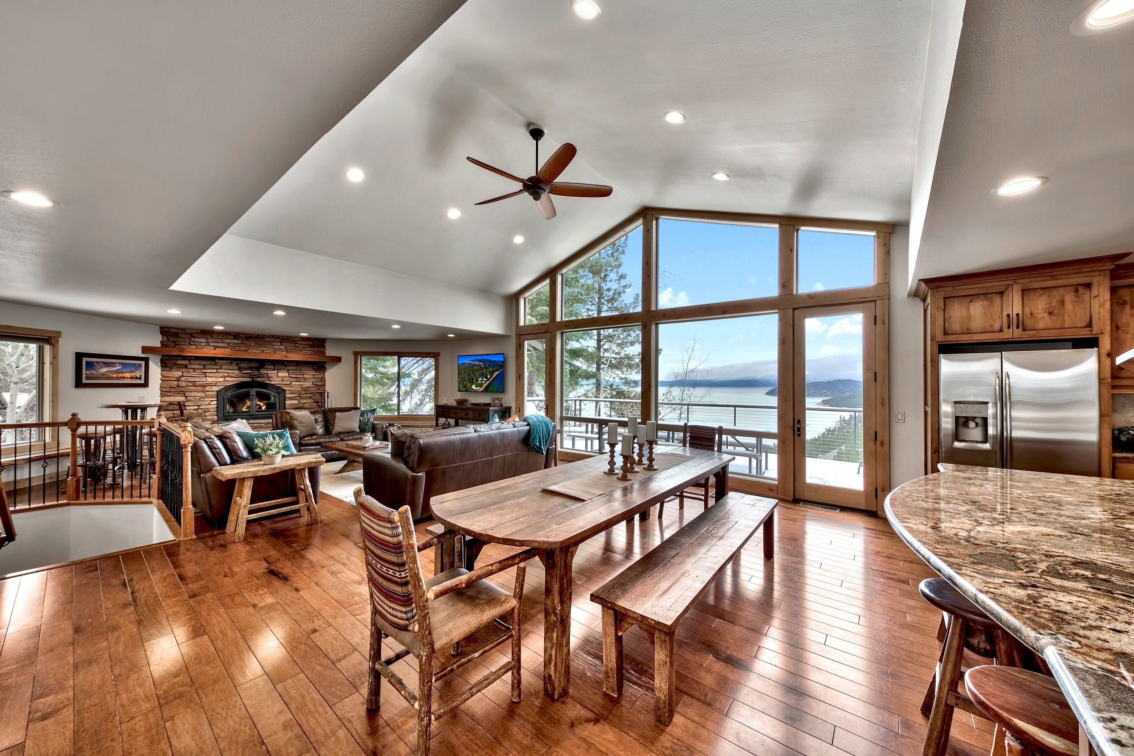 Luxury Lakeview Estate - NEW outdoor hot tub, mountain furnishings