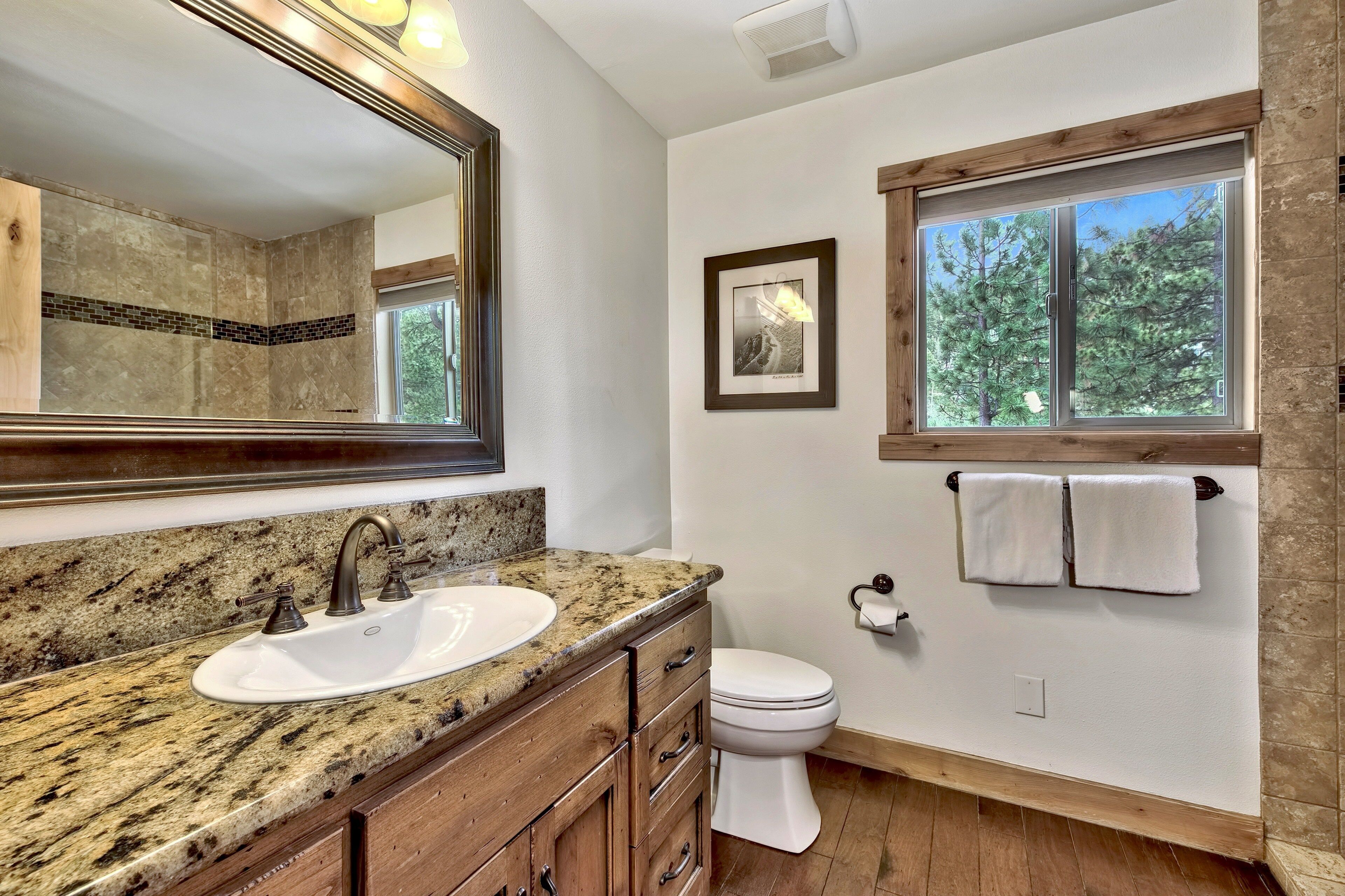 Luxury Lakeview Estate - NEW outdoor hot tub, mountain furnishings