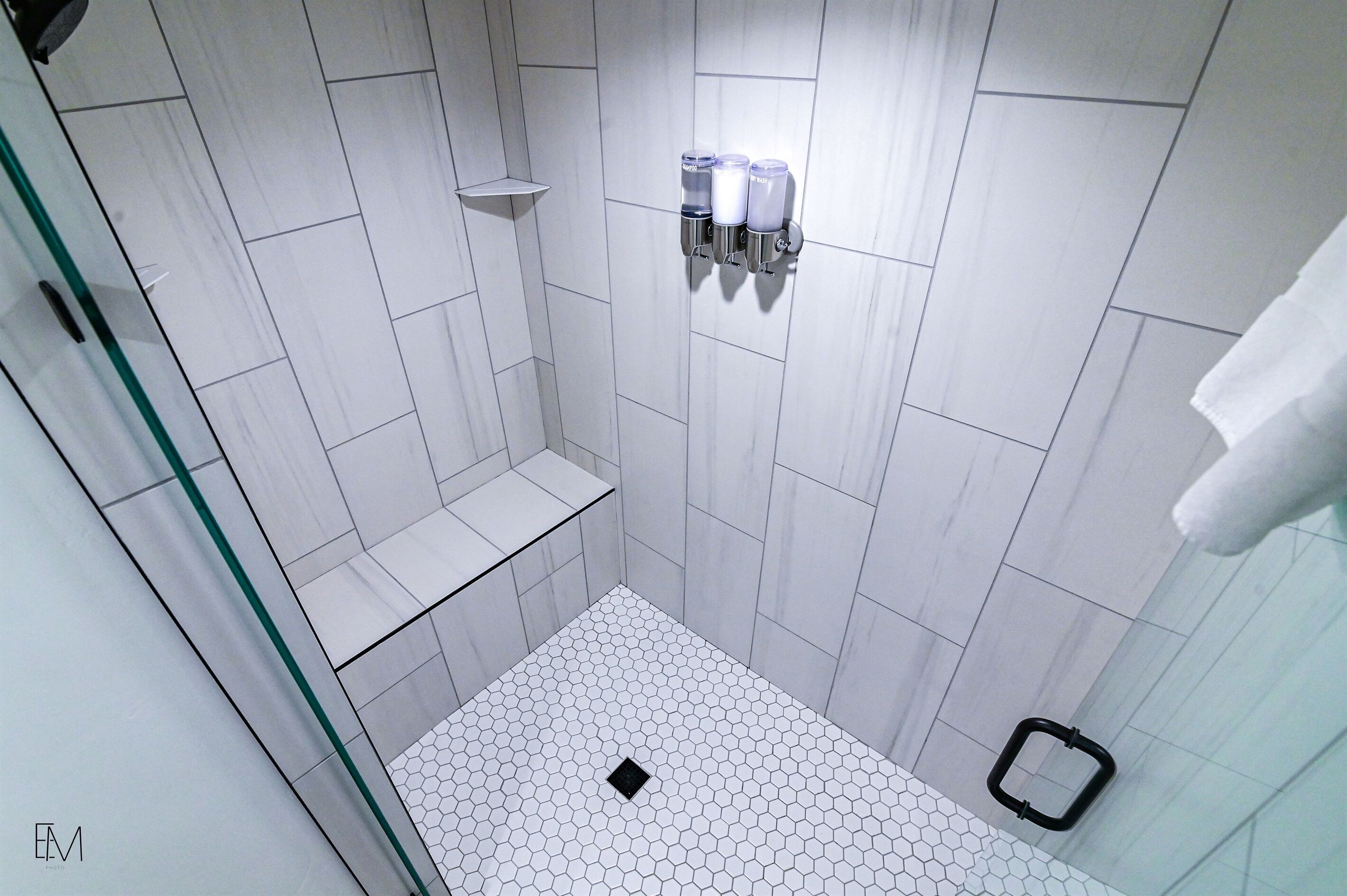 Badkar/dusch, hårtork och handdukar