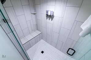 Combined shower/tub, hair dryer, towels