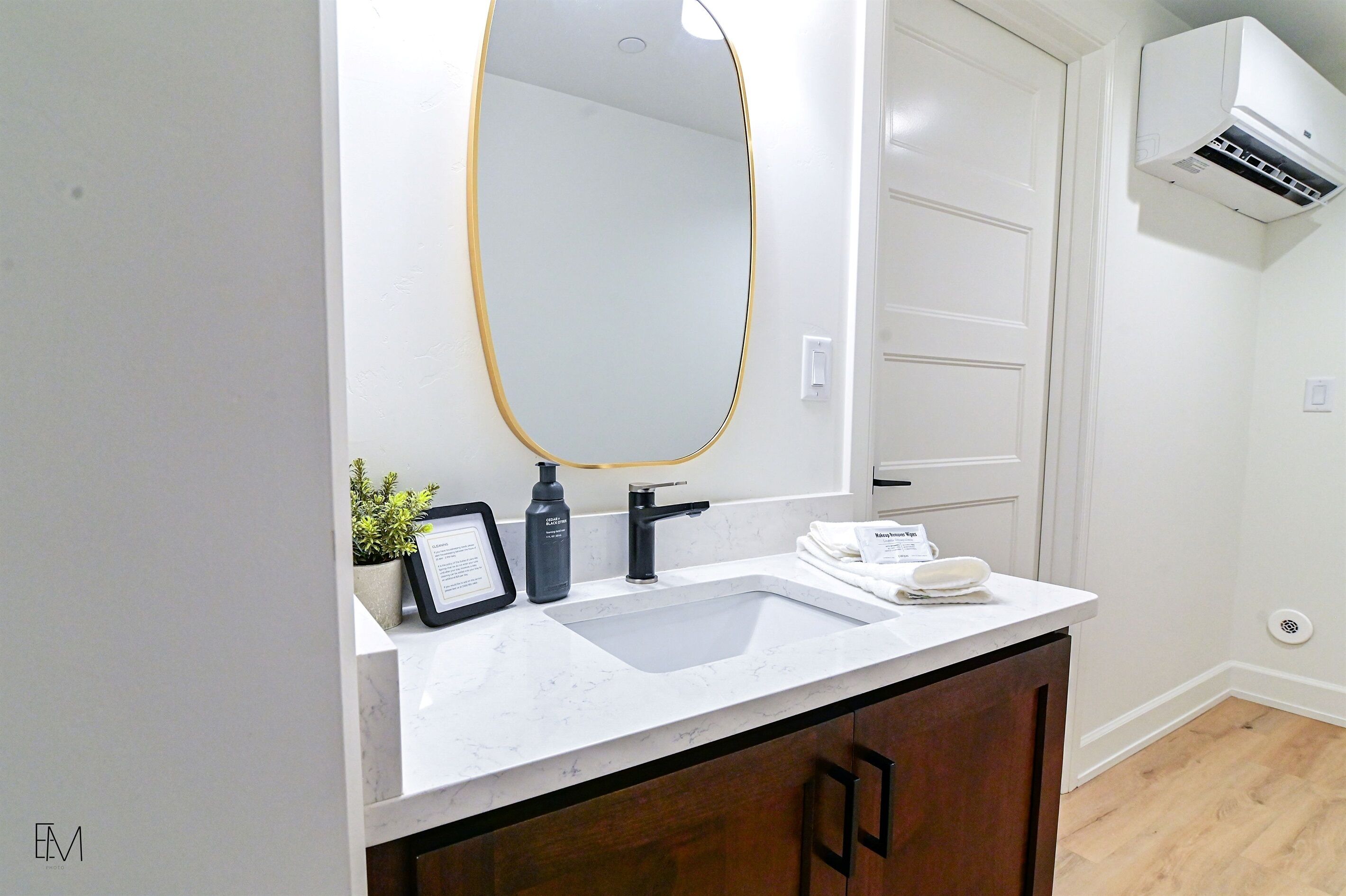 Combined shower/bathtub, hair dryer, towels