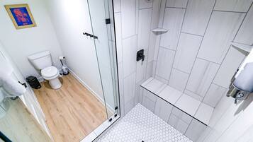 Ensemble douche/baignoire, sèche-cheveux, serviettes fournies