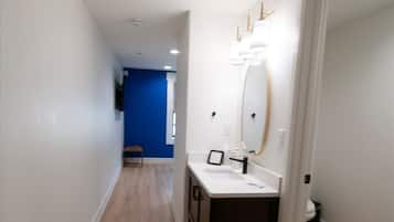 Combined shower/tub, hair dryer, towels