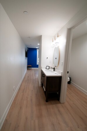 Combined shower/bathtub, hair dryer, towels