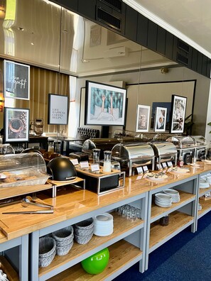 Dagelijks ontbijtbuffet (EUR 9 per persoon)
