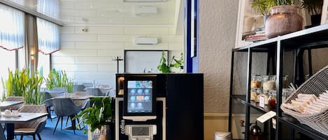 Petit déjeuner buffet (9 EUR par personne)