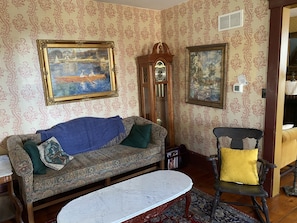 TV connectée, cheminée, livres