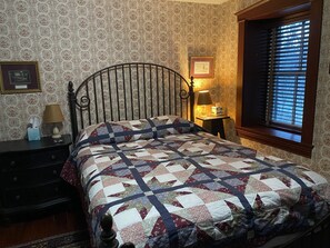 5 bedrooms, desk, iron/ironing board, free WiFi - The Historic Strasburg Carriage House at French Country Manor Estate (Strasburg)