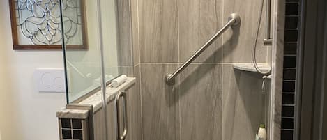 Ensemble baignoire-douche, articles de toilette écologiques