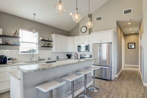 Een koelkast, een magnetron, een oven, een kookplaat