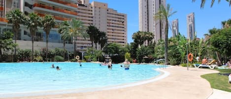 Una piscina techada, una piscina al aire libre