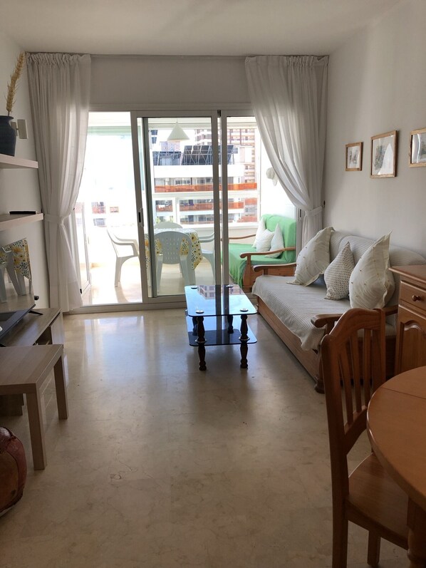 Téléviseur connecté, lecteur de DVD, table de ping-pong