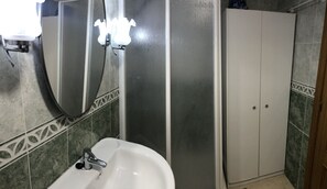 Dusche, Haartrockner, Bidet, Handtücher