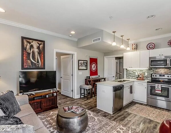 Een smart-tv en boeken