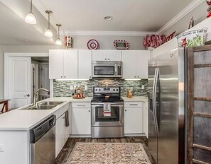 Een koelkast, een magnetron, een oven, een kookplaat