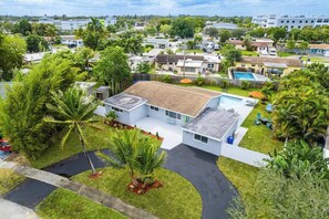 Exterior - Spacious 5 BR with Large Pool, 13 min to the Ocean (Fort Lauderdale)