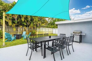 Outdoor dining - Spacious 5 BR with Large Pool, 13 min to the Ocean (Fort Lauderdale)