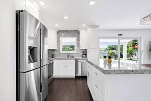 Fridge, microwave, oven, stovetop - Spacious 5 BR with Large Pool, 13 min to the Ocean (Fort Lauderdale)