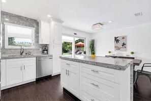 Fridge, microwave, oven, stovetop - Spacious 5 BR with Large Pool, 13 min to the Ocean (Fort Lauderdale)