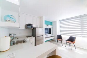 Frigorifero, microonde, forno, piano cottura