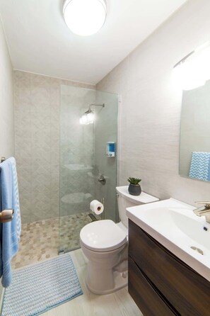 Een douche, een haardroger, handdoeken, zeep