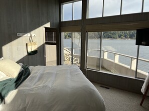 5 bedrooms, desk, free WiFi, bed sheets - Hood Canal waterfront oasis with deep water dock (Belfair)