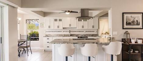 Jääkaappi, mikroaaltouuni, uuni, liesi