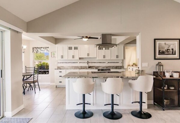 ثلاجة، ميكروويف، فرن، موقد طهي مسطح