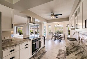 ثلاجة، ميكروويف، فرن، موقد طهي مسطح