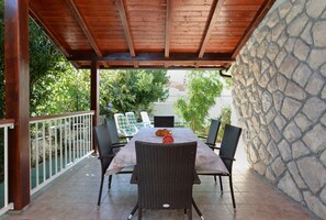 Outdoor dining - Holiday home mit Klimaanlage und Terrasse (Premantura)