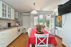 Fridge, microwave, oven, stovetop - Holiday home mit Klimaanlage und Terrasse (Premantura)