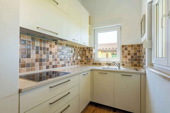 Kühlschrank, Mikrowelle, Herdplatte, Wasserkocher mit Kaffee-/Teezubehör