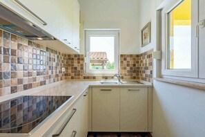 Fridge, microwave, stovetop, coffee/tea maker - Holiday home with air conditioning (Vodnjan)