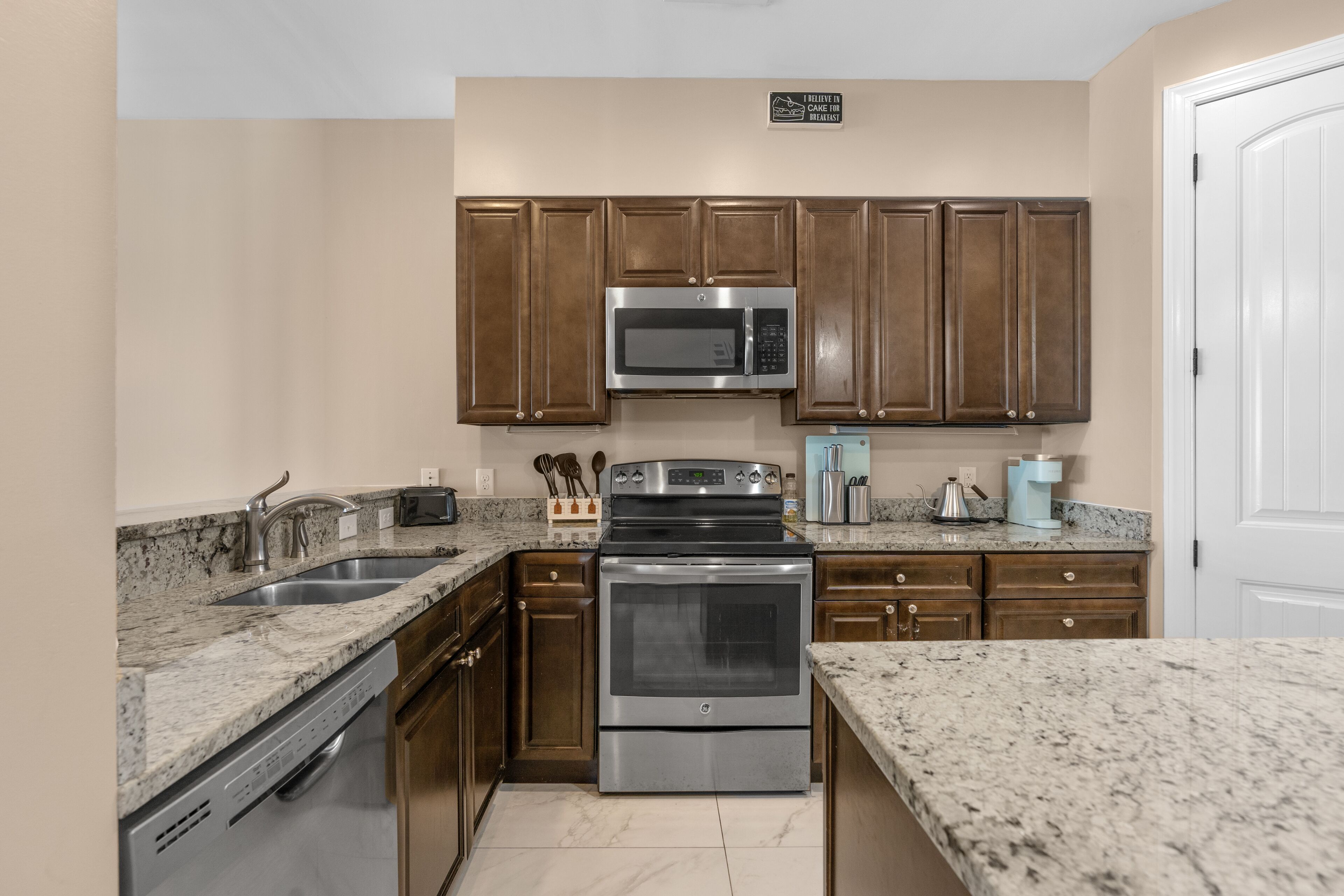 Seahorse: 3BR Oceanfront Condo with Pool