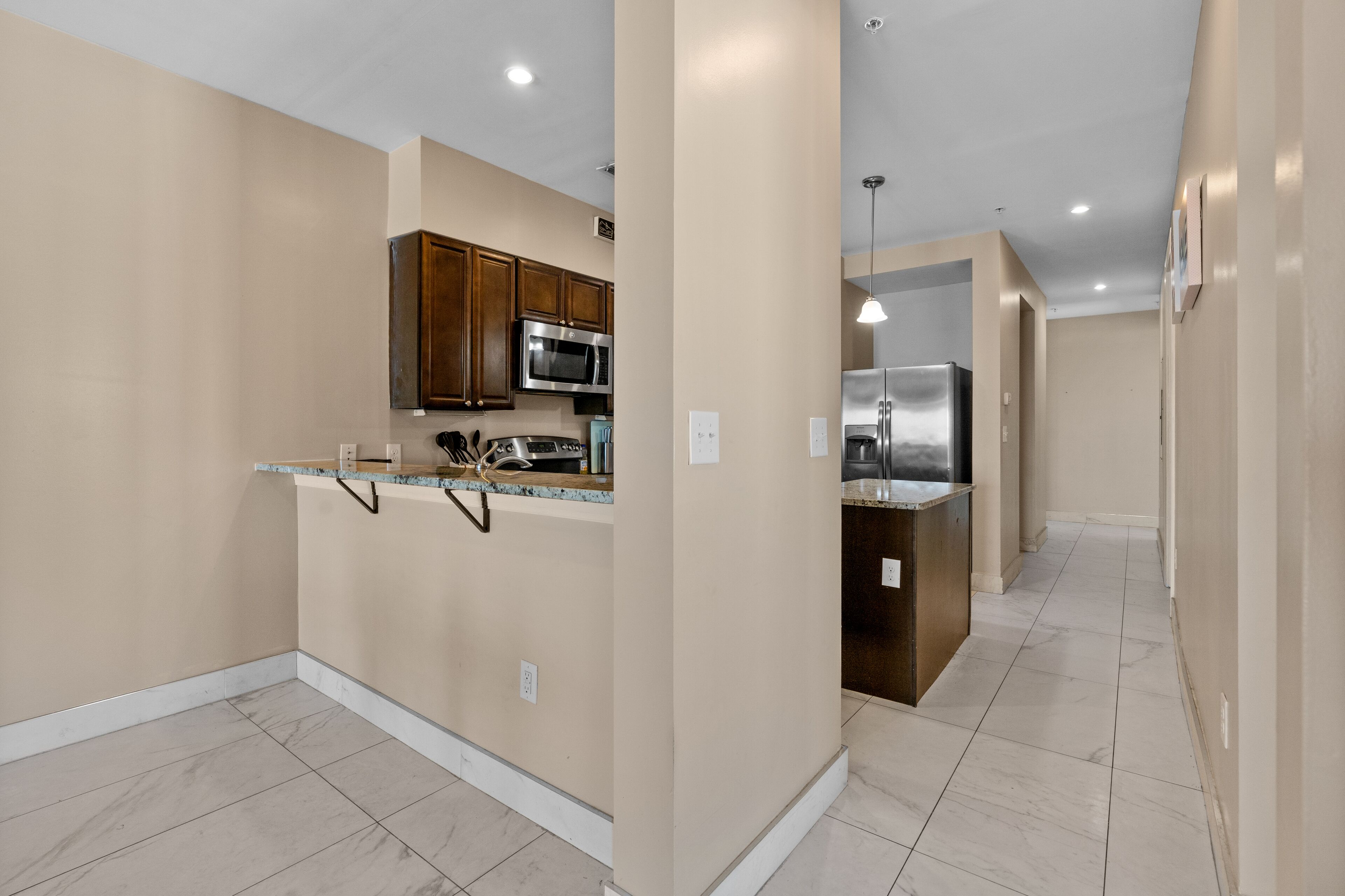 Seahorse: 3BR Oceanfront Condo with Pool